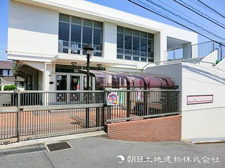 周辺 【岩崎学園附属幼稚園】1280ｍ　脳科学に基づく環境設計と豊かな自然の中でのびのびと遊べる環境を大切にし、子どもの好奇心や主体性を育む幼稚園です。