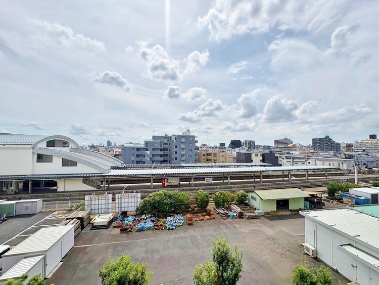 バルコニー 窓を開けると広がる青空。心をリフレッシュして日々を過ごしていきましょう。