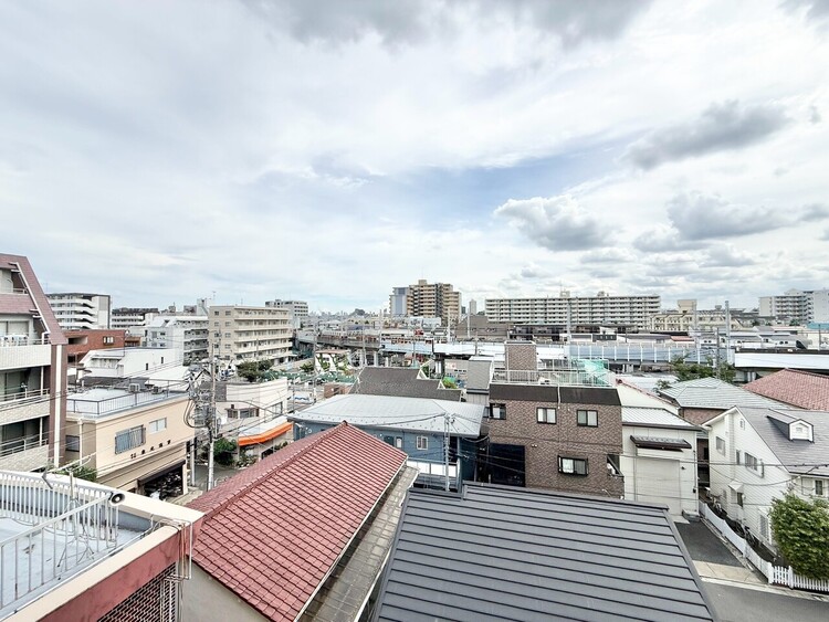 バルコニー 窓を開けると広がる青空。心をリフレッシュして日々を過ごしていきましょう。