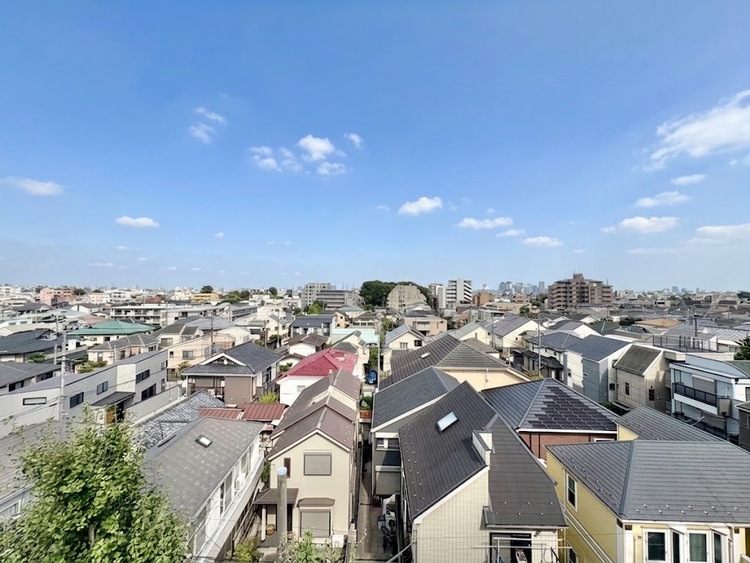 バルコニー 窓を開けると広がる青空。心をリフレッシュして日々を過ごしていきましょう。