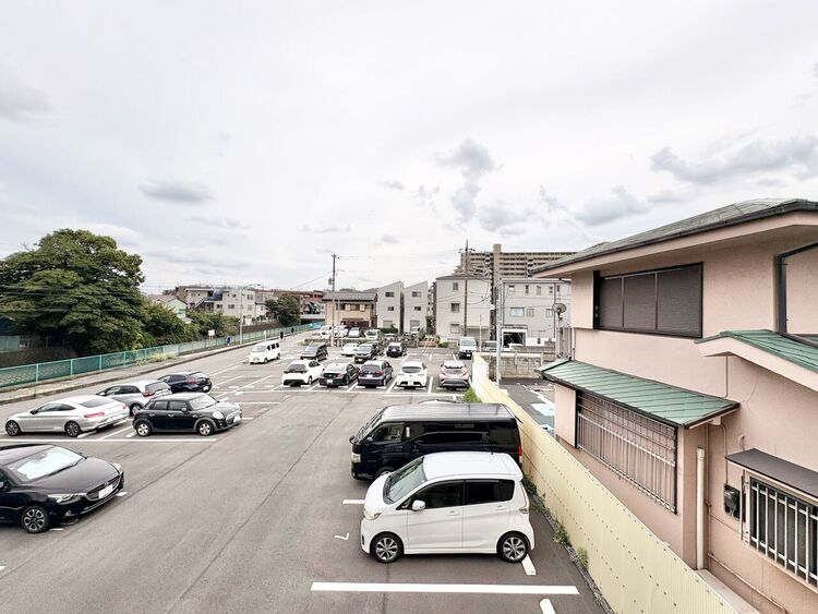 バルコニー 窓を開けると広がる青空。心をリフレッシュして日々を過ごしていきましょう。