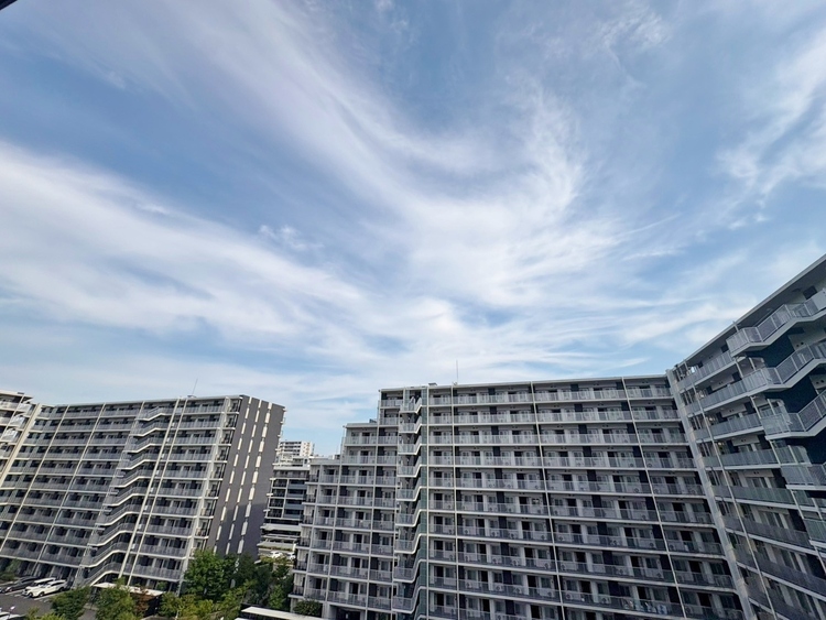 バルコニー 窓を開けると広がる青空。心をリフレッシュして日々を過ごしていきましょう。