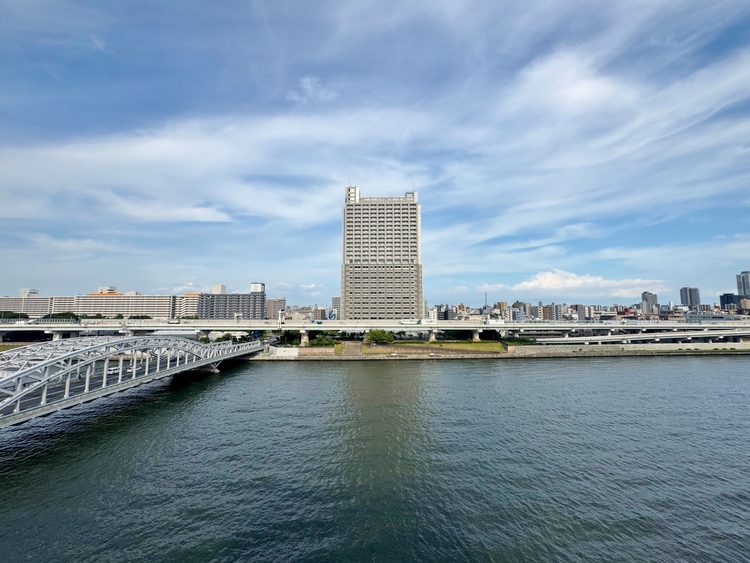 バルコニー 窓を開けると広がる青空。心をリフレッシュして日々を過ごしていきましょう。