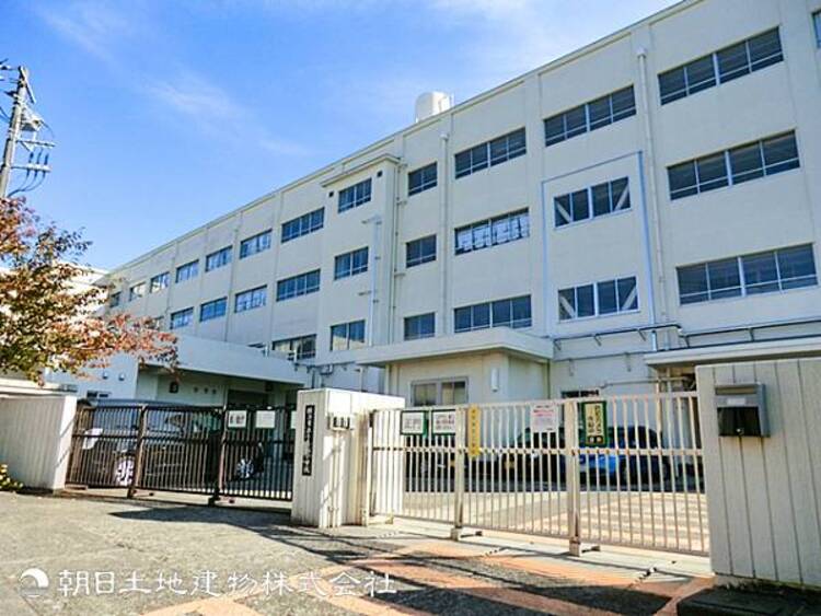 周辺 【もえぎ野小学校】550ｍ　落ち着いた住宅街と豊かな緑に囲まれた学校で、穏やかな校風が魅力です。先生の目が届きやすい規模で、丁寧に関わってくれると安心の評判です。