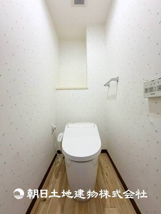 トイレ 【トイレ】家族みんなが毎日使う場所だから。お掃除がしやすい方はいい。汚れをふき取り易いフロアと壁紙をチョイス致しました