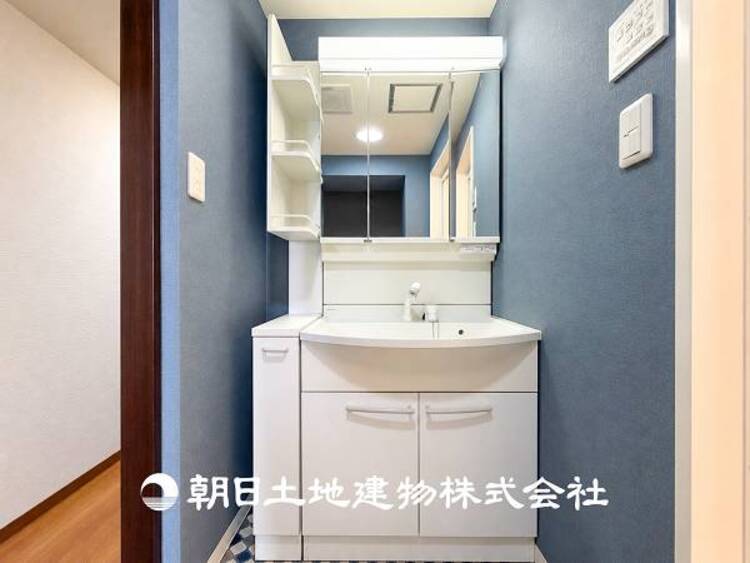 洗面 【洗面化粧台】落ち着いた清潔感のある空間は、身だしなみチェックや肌のお手入れに最適です。収納も十分でゆとりを持たせます。