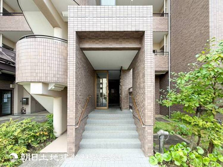 エントランス 【外観・立地】表現された空間はたくさんの光を浴び、風を感じ、暮らしを豊かにしてくれます。家族の思い出を刻んでいきます。