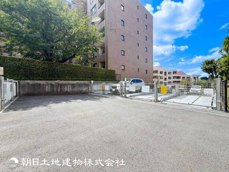 その他 【駐車場】時間のゆとりと空間、暖かな陽光がもたらす光と風を独占してください。ここから新しい暮らしが始まります。