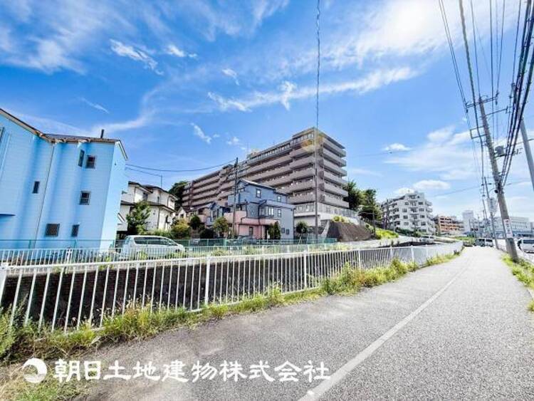 外観 【外観写真】時間のゆとりと空間、暖かな陽光がもたらす光と風を独占してください。