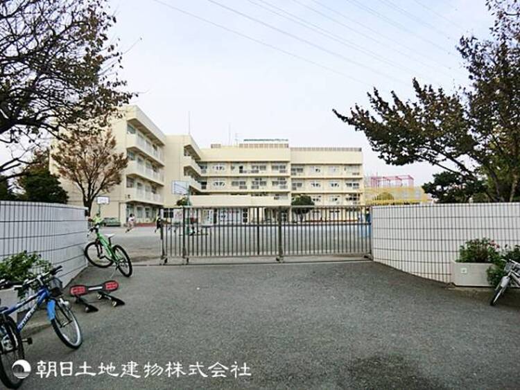周辺 【瀬戸ヶ谷小学校】840ｍ　閑静な住宅街に立地し、児童数約３９０名と落ち着いた規模の小学校です。算数で習熟度別の少人数指導を取り入れたり、校外学習も盛んに行っています。