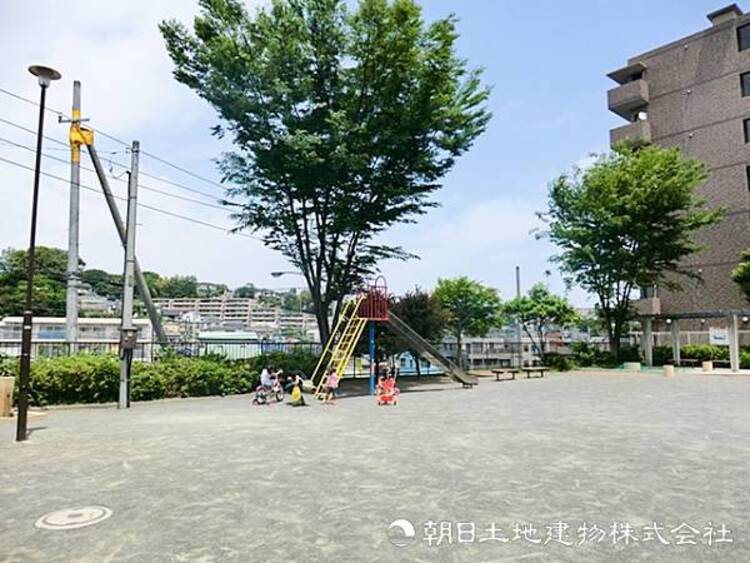 周辺 【狩場町北公園】40ｍ　マンションに隣接した穏やかな雰囲気の公園です。すべり台・ブランコ・鉄棒やベンチが設置されており、ちょっとした遊び場や休憩にぴったりです。
