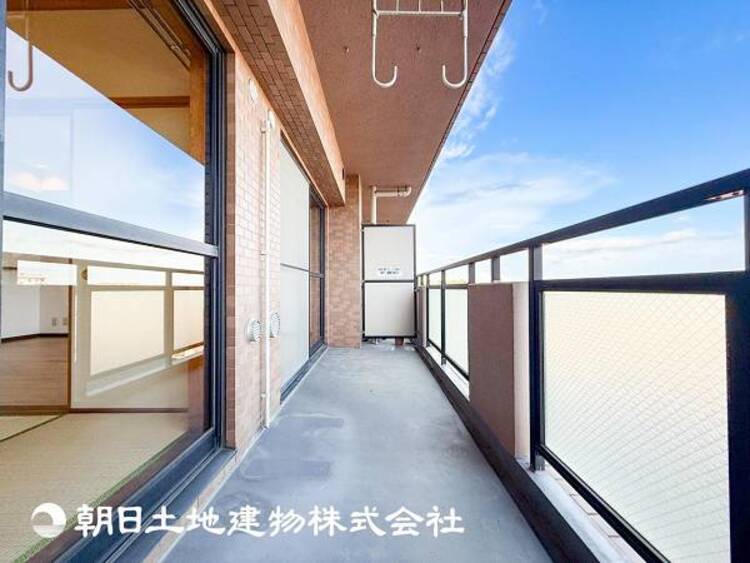 バルコニー 【バルコニー】太陽に愛された家。陽当り・通風に優れた魅力的で快適さを追求した住宅です。