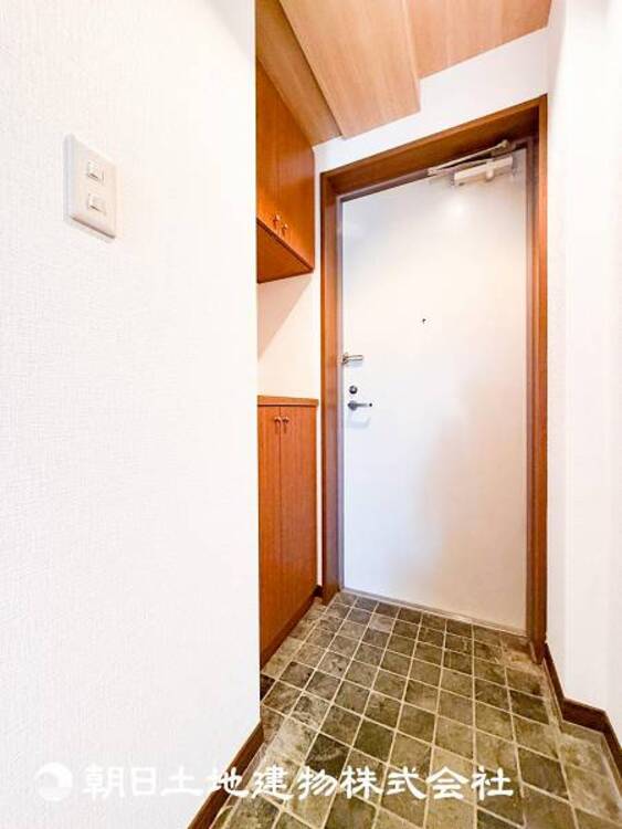 その他 【玄関】大切な家族、お客様をお迎えする玄関は住宅の入口。落ち着いた雰囲気。