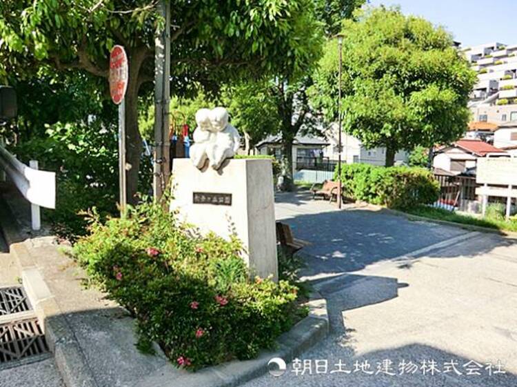 周辺 【初音ヶ丘公園】660ｍ　一戸建てが並ぶ閑静な住宅街の坂道沿いにある公園です。すべり台・ブランコがありちょっとした遊び場に便利で、木陰が気持ち良い穏やかな空間です。