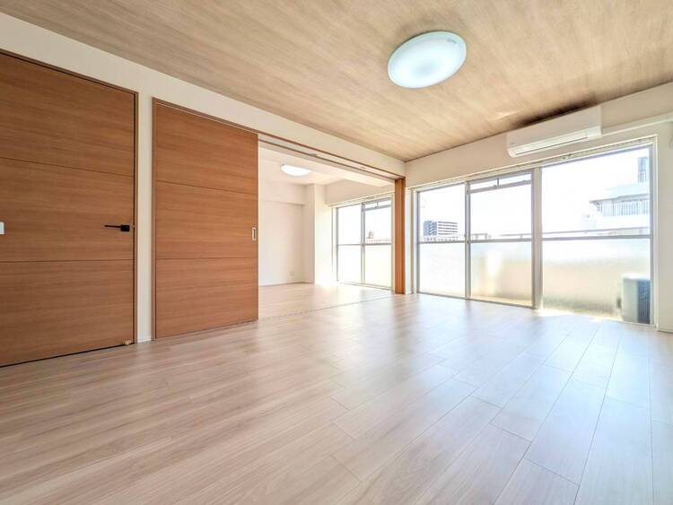 居間 居心地の良い空気感は、暮らしのステージを彩り、心からのやすらぎと満足感を与えてくれます。