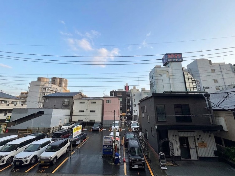 バルコニー 窓を開けると広がる青空。心をリフレッシュして日々を過ごしていきましょう。