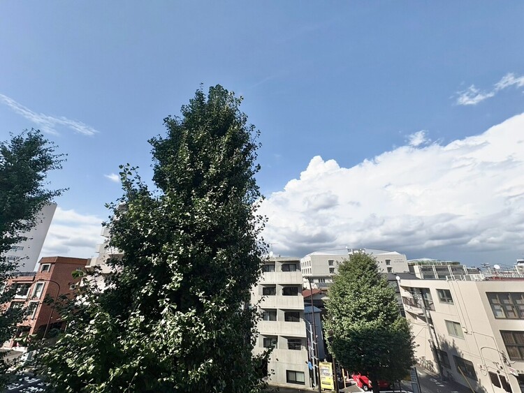 バルコニー 窓を開けると広がる青空。心をリフレッシュして日々を過ごしていきましょう。
