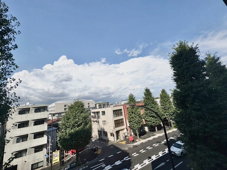 バルコニー 頬をなでる、優しい風を感じることが出来ます。