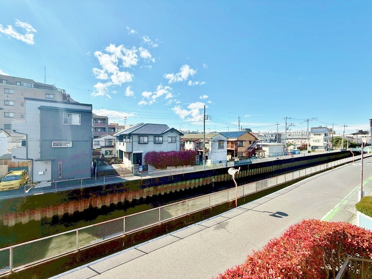 バルコニー 窓を開けると広がる青空。心をリフレッシュして日々を過ごしていきましょう。