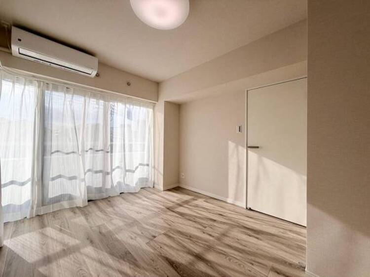 内装 一日の疲れを取る主寝室は大型のベッドも配置が可能です。窓から注がれる光で家族とのコミュニケーションも明るくなりそうです。