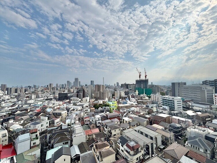 バルコニー 窓を開けると広がる青空。心をリフレッシュして日々を過ごしていきましょう。