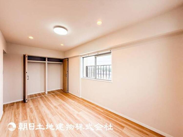 内装 【居室】趣味・感性で個性的に飾って頂けるようシンプルに仕上げてあります。