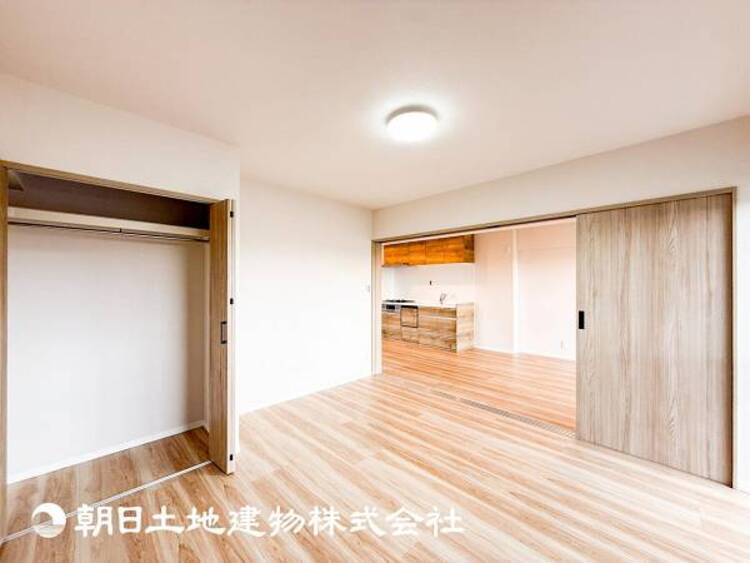 内装 【居室】一人で過ごす空間は音楽を聴いたり読書をしたりと趣味を楽しめる空間です。