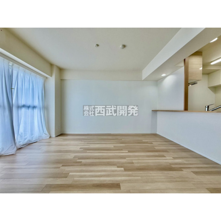 居間 リビング全体が見渡せる対面キッチンは、家事をしながらでも家族との一体感を感じられるのがいいですね。