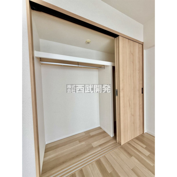 収納 クローゼットは収納力があり、家具をお部屋に置かなくても片付けが出来、お部屋を広く使えますね。