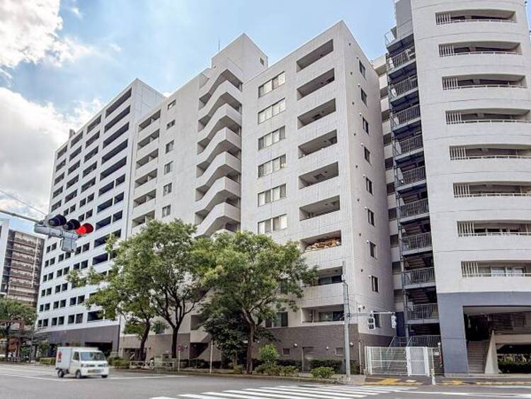 外観 場所によって暖かい日差しの入り方・見え方も違うお住まい。実際の日当たりや現地の雰囲気もご確認ください。