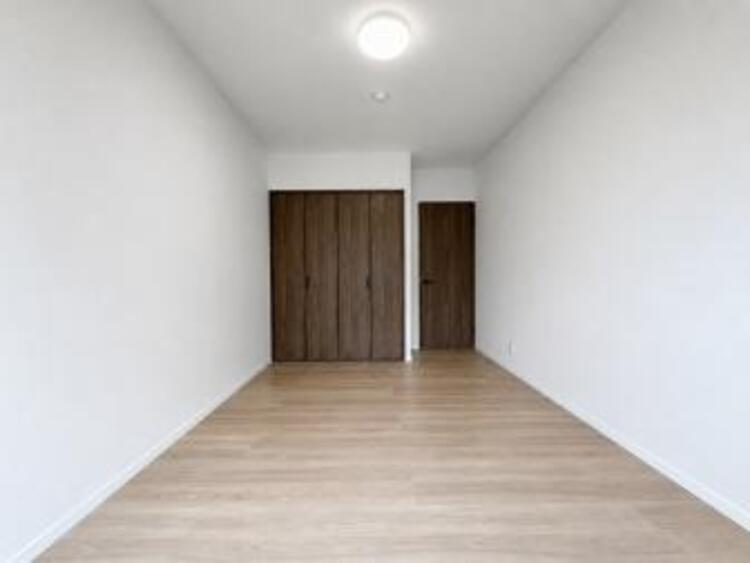 内装 居室はひとり時間を過ごせる安らげるお部屋として活用できます！収納スペースあり！荷物が多くても十分！！ベッドや勉強机、テレビなどを置きたい場合におすすめ！！過ごす時間が長くてもゆったり過ごせそうですね！