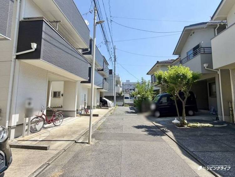 外観 お住まいの前を通るのはご近所さんだけの閑静な道です。静かな住環境を叶えられます。
