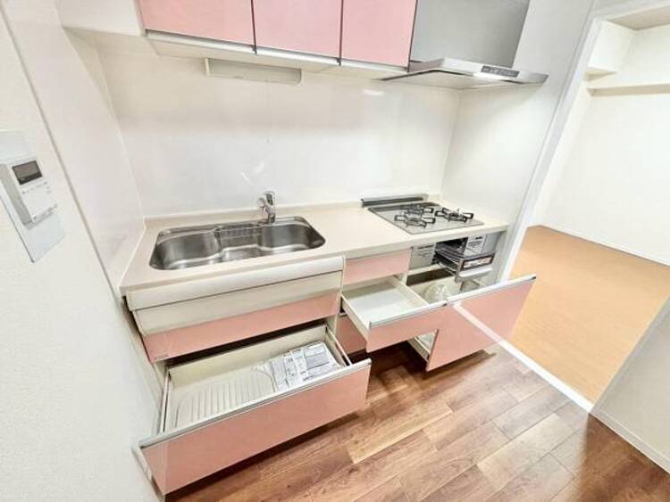 設備 独立キッチンは、お料理に専念でき、ニオイや水はね音がリビングに届きにくいメリットも。リビングから見えづらいため、急な来客時でも慌てて片付ける必要がありません。