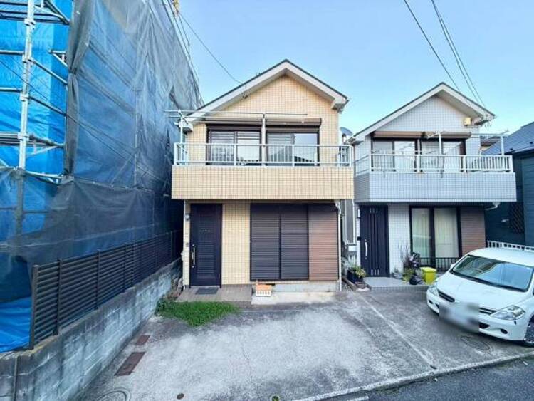 外観 窓からたっぷりと陽光が注がれる明るい住まい。