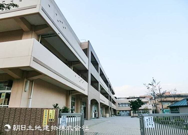 周辺 【黒須田小学校】650ｍ　２００７年開校の比較的新しい学校で、緑豊かで整った街並みに囲まれています。地域との協力体制が整っており、地域を題材にした探究活動が盛んです。