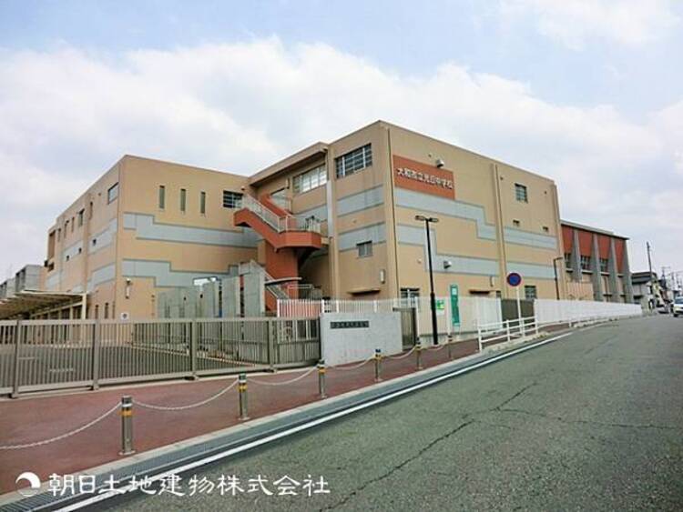 周辺 【光丘中学校】850ｍ　中庭「光のコート」や屋上庭園など特色ある施設が充実した、自然光の差し込む開放的な校舎が魅力です。部活動も力を入れており多くの生徒が活躍しています。