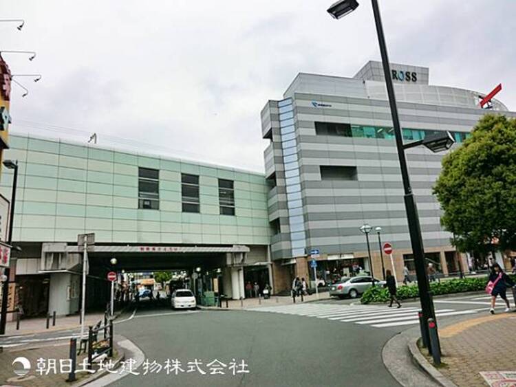 周辺 【大和駅】1520ｍ　小田急線と相鉄線の２路線が乗り入れており、都心へのアクセスに優れています。駅ビルや商店街に加え、図書館を備えた複合施設「シリウス」や大きな公園も身近です。