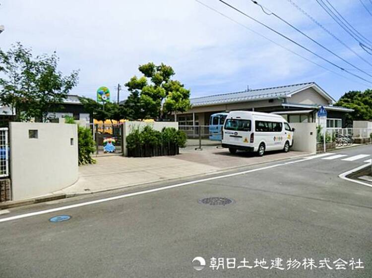 周辺 【しらゆり幼稚園】480ｍ　遊び中心の方針で、自然の中でのどろんこ遊びなど子どもらしさ全開でのびのびと育てることができます。長く働く先生が多く安定感があるのも評判です。