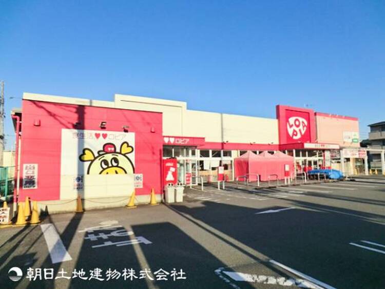 周辺 【ロピア瀬谷橋戸店】1000ｍ　大容量×低価格が魅力のスーパーで、デカ盛り商品や手作り感のあるお惣菜などを楽しめます。商品が山積みにされた陳列でワクワクする空間です。