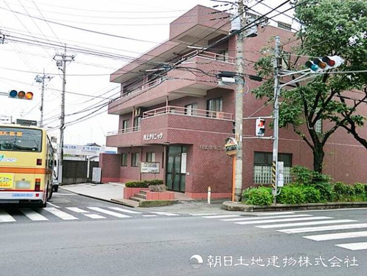 周辺 【村上クリニック】920ｍ　内科や小児科、皮膚科など幅広く対応し家族みんなで通えるクリニックです。高血圧などの生活習慣病や日常の体調不良でのご利用にぴったりです。