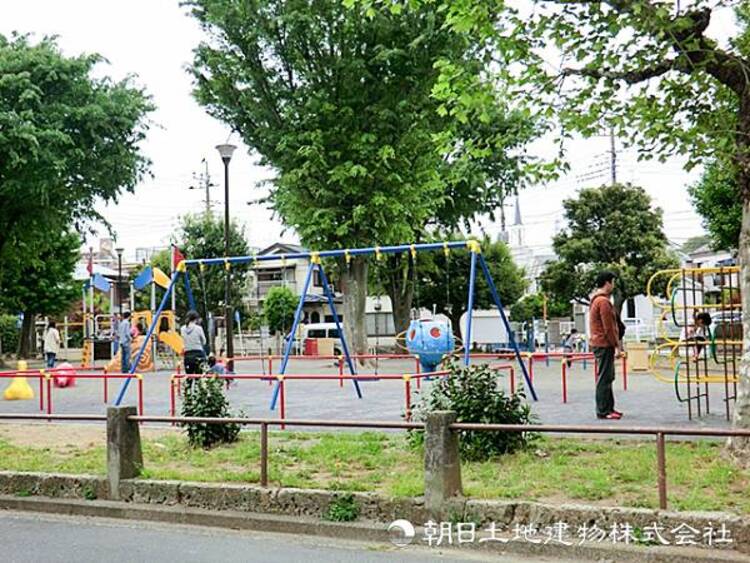 周辺 【橋戸南公園】460ｍ　穏やかな住宅街に立地する明るく開けた雰囲気の公園です。ブランコやすべり台など遊具も豊富で走れるスペースもあり、お子様の遊び場にぴったりです。