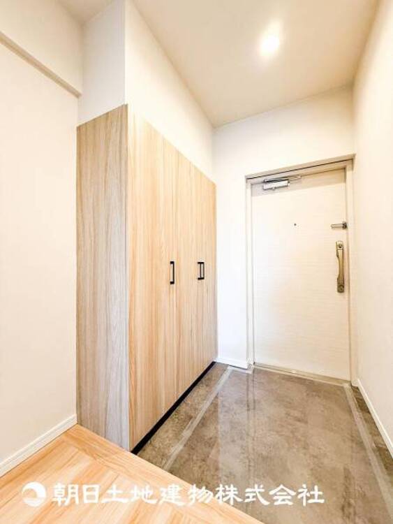 その他 【玄関】大切な家族、お客様をお迎えする玄関は住宅の入口。落ち着いた雰囲気。