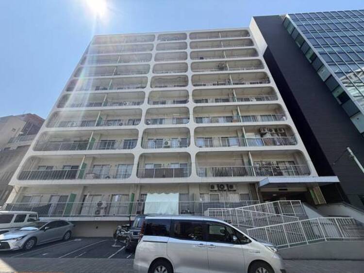 外観 青空を背景にスタイリッシュな外観が住まう人に誇りを与えます。駅周辺施設も利用でき快適生活が送れます！四季を通じて自然と触れ合えるスポットが周辺には沢山あり、お散歩やジョギング週末の遊びにおすすめです。																						
