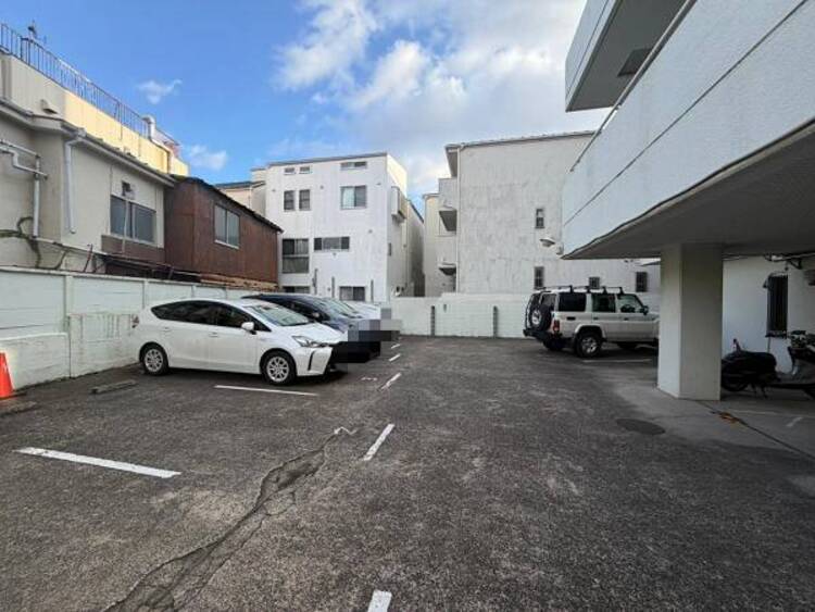駐車場 小さなお子様も安心・安全の乗り降りができます