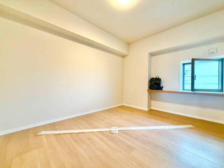内装 一日の疲れを取る主寝室は大型のベッドも配置が可能です。 窓から注がれる光で家族とのコミュニケーションも明るくなりそうです。 