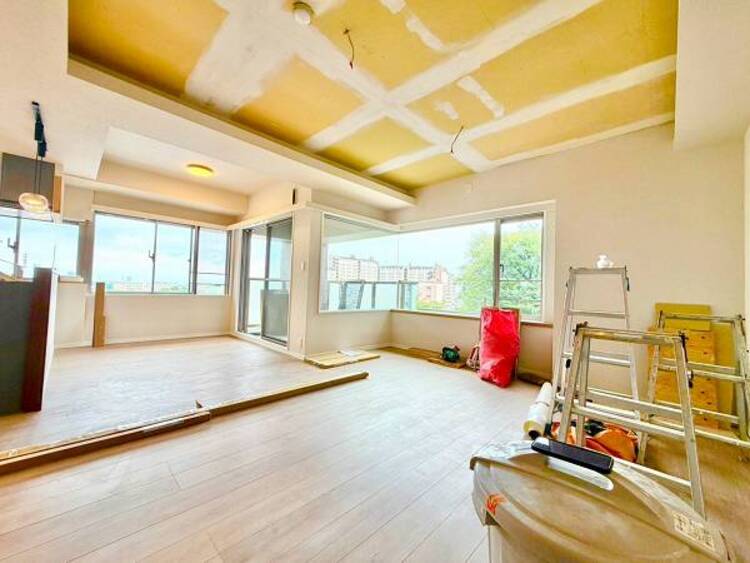 居間 （施工中）落ち着いた色合いの内装で、居心地の良い空間を演出します。