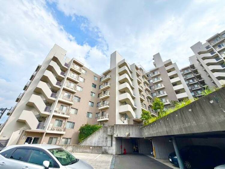 外観 それぞれ独特の顔を持つあなただけのお住まい。 各棟によって暖かい日差しの入り方・見え方も違うお住まい。実際の日当たりや現地の雰囲気もご確認くださいませ。 