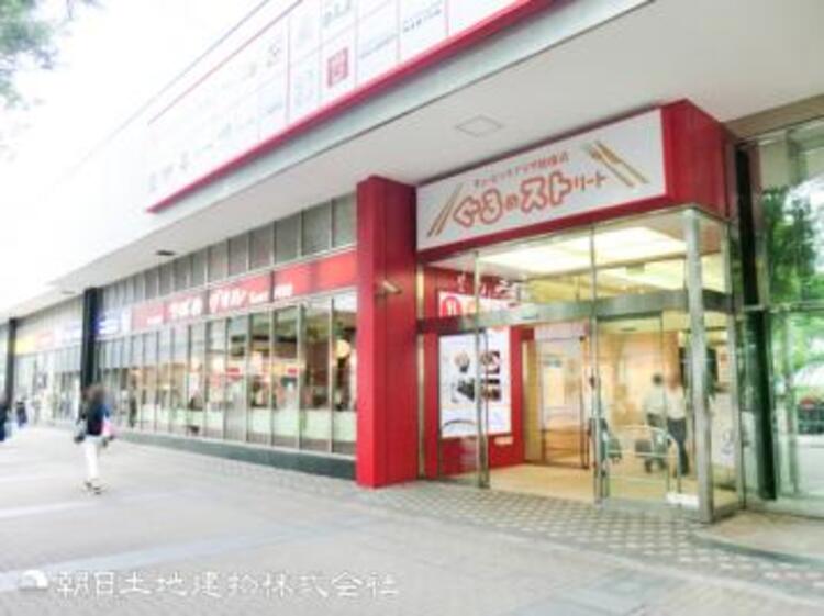 周辺 【キュービックプラザ新横浜】1300ｍ　新横浜駅直結の抜群のアクセスを誇り、豊富なグルメやショッピング、お土産選びまで、ビジネスから観光、日常の買い物まで幅広く活躍する便利な商業施設です。