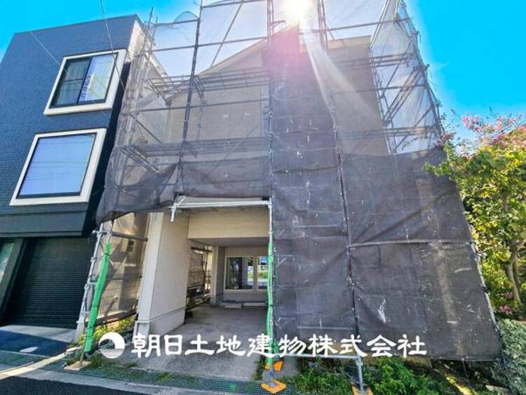 外観 【現地写真】豊かな眺望にふさわしい空間には、通風・採光にも優れ、心地よい光と風があふれています。