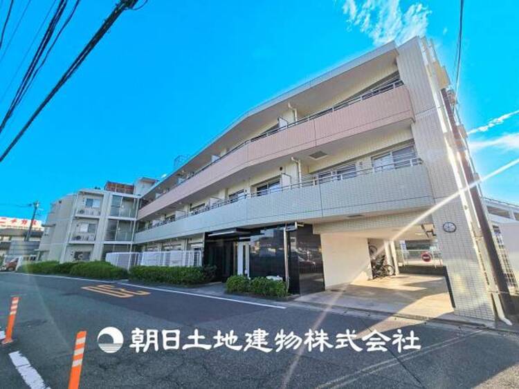 外観 【現地写真】爽やかな青空の下に贅沢なほどに降り注ぐ陽光、豊かな居住性と、クオリティが見事に調和した空間は、住まうことの喜びを感じさせてくれます。